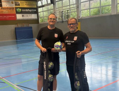 Übergabe neuer Trainingsmaterialien dank REWE-Vereinsscheinen